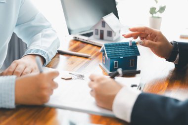 Emlakçının müşteriye örnek vermesi, ipotek kredisi sözleşmesi. Kiralık ev satışı sözleşmesi. Ev sigortası sözleşmesi, ev kredisi konsepti. Gayrimenkul, müşteri