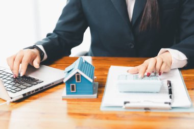 Ev kredisi memuru, ev kredisi emlak ya da gayrimenkul için hesap makinesi kullanıyor. Kredi hesap makinesi için önemli olan gayrimenkul arayışı, finans sigortası tavsiyesi işletme için akıllıca finansal kararlar sağlamaktır.