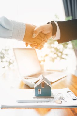 Gayrimenkul alım, satım, satın alma ve ticari daire satın alma sektöründe finans, finans ve bankacılık yatırımları. Ofiste takım toplantısı, büyüme konsepti, bankacılık mülkiyetinin arka planına karşı