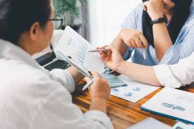 İş adamlarıyla takım çalışması toplantı odasındaki masabaşı analizi grafiğine mal oldu. Ortaklık analizi şirketinin mali bütçe raporu, maliyet çalışma ilerleme planı, iş ekibi analiz grafik verisi