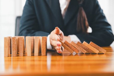 Ticari risk kontrol kavramı, iş kadını ahşap bloğu korur iş alternatifi için risk ve stratejiye düşer ve engeller. Yatırım sigortası.