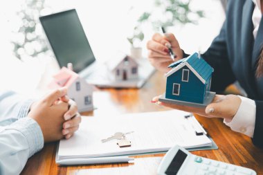 Emlakçının müşteriye örnek vermesi, ipotek kredisi sözleşmesi. Kiralık ev satışı sözleşmesi. Ev sigortası sözleşmesi, ev kredisi konsepti. Gayrimenkul, müşteri