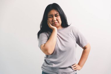 Asyalı kız hoşnutsuzluğunu ifade eder, insan olumsuz duygularını ifade eder, müşteri memnuniyetini sağlayan konsept iş şikayeti zihinsel geribildirim engeller müşteri hoşnutsuzluğunu.