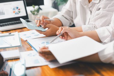 Ofisteki finans sektörü ekibi, finans uzmanı şirket ofisindeki iş raporu grafiğini ve finans şemasını analiz ediyor. Finans ekonomisi, bankacılık sektörü ve borsa araştırmaları kavramı.