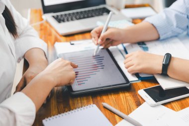 Takım çalışması toplantısı, ofis işyerindeki iş adamları. İşbirliği, teknoloji ve işçi, dokunmatik ekran planlama satışları, araştırma veya finansal strateji, sohbet için personel,