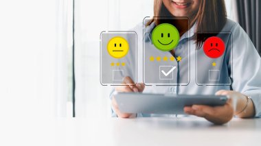 Müşteri hizmetleri değerlendirme konsepti. Müşteri geribildirimleri pazarlama anketinden mükemmel hizmet ve kalite memnuniyeti, müşteriler iş itibarına yol açan hizmet kalitesini değerlendirebilirler.