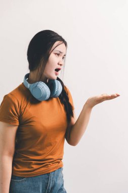 Asyalı kız hoşnutsuzluğunu ifade eder, insan olumsuz duygularını ifade eder, müşteri memnuniyetini sağlayan konsept iş şikayeti zihinsel geribildirim engeller müşteri hoşnutsuzluğunu.