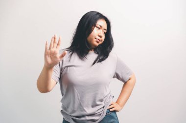 Asyalı kız hoşnutsuzluğunu ifade eder, insan olumsuz duygularını ifade eder, müşteri memnuniyetini sağlayan konsept iş şikayeti zihinsel geribildirim engeller müşteri hoşnutsuzluğunu.