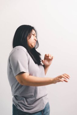 Asyalı kız hoşnutsuzluğunu ifade eder, insan olumsuz duygularını ifade eder, müşteri memnuniyetini sağlayan konsept iş şikayeti zihinsel geribildirim engeller müşteri hoşnutsuzluğunu.