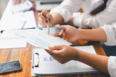Ofisteki finans sektörü ekibi, finans uzmanı şirket ofisindeki iş raporu grafiğini ve finans şemasını analiz ediyor. Finans ekonomisi, bankacılık sektörü ve borsa araştırmaları kavramı.
