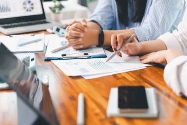 İş adamlarıyla takım çalışması toplantı odasındaki masabaşı analizi grafiğine mal oldu. Ortaklık analizi şirketinin mali bütçe raporu, maliyet çalışma ilerleme planı, iş ekibi analiz grafik verisi