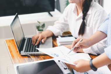 Ofisteki finans sektörü ekibi, finans uzmanı şirket ofisindeki iş raporu grafiğini ve finans şemasını analiz ediyor. Finans ekonomisi, bankacılık sektörü ve borsa araştırmaları kavramı.