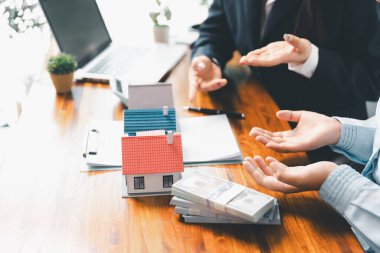 Emlak acenteleri müşterilere detaylı açıklama yapmak için projeyle ilgili teklifte bulundular. Ev ve ipotek alımları hakkında bilgi verin. Gayrimenkul ticareti. Gayrimenkul ticareti, alım-satımı