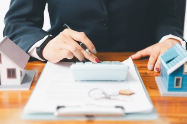 Ev kredisi memuru, ev kredisi emlak ya da gayrimenkul için hesap makinesi kullanıyor. Kredi hesap makinesi için önemli olan gayrimenkul arayışı, finans sigortası tavsiyesi işletme için akıllıca finansal kararlar sağlamaktır.