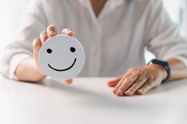 Müşteri geri bildirimi, gülen surat işareti. Hizmet derecesi, tatmin konsepti. Mutlu gülümseme, iyi geri bildirim, olumlu müşteri değerlendirmesi, deneyim, tatmin anketi, gülen ruh sağlığı.