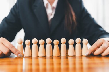 Sigorta ve hayat sigortası konsepti için aile ahşap modelini koruyan eller. İş adamı el hareketi. Tahta dominoyu korumak için sigorta ve güvence için aile bebeklerine düşer..