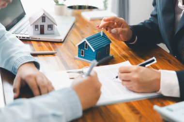 Emlakçının müşteriye örnek vermesi, ipotek kredisi sözleşmesi. Kiralık ev satışı sözleşmesi. Ev sigortası sözleşmesi, ev kredisi konsepti. Gayrimenkul, müşteri