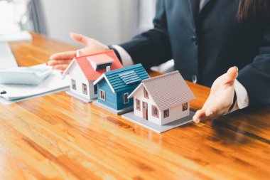 Emlak acenteleri müşterilere detaylı açıklama yapmak için projeyle ilgili teklifte bulundular. Ev ve ipotek alımları hakkında bilgi verin. Gayrimenkul ticareti. Gayrimenkul ticareti, alım-satımı