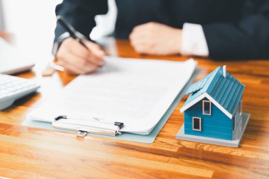 Emlakçının müşteriye örnek vermesi, ipotek kredisi sözleşmesi. Kiralık ev satışı sözleşmesi. Ev sigortası sözleşmesi, ev kredisi konsepti. Gayrimenkul, müşteri