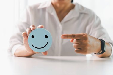 Müşteri geri bildirimi, gülen surat işareti. Hizmet derecesi, tatmin konsepti. Mutlu gülümseme, iyi geri bildirim, olumlu müşteri değerlendirmesi, deneyim, tatmin anketi, gülen ruh sağlığı.