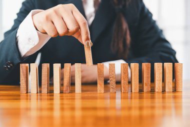 Ticari risk kontrol kavramı, iş kadını ahşap bloğu korur iş alternatifi için risk ve stratejiye düşer ve engeller. Yatırım sigortası.