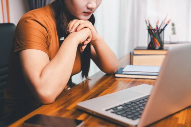 Uzak bir toplantıyla Asyalı ev okulu öğrencisi okul öğretmeninden sanal internet dersini öğreniyor. Kadın kulaklıkla matematik öğretiyor. Eğitim konsepti. Okulda bilgisayar eğitimi alan bir öğrenci.