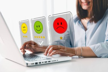 Müşteri hizmetleri değerlendirme konsepti. Müşteri geribildirimleri pazarlama anketinden mükemmel hizmet ve kalite memnuniyeti, müşteriler iş itibarına yol açan hizmet kalitesini değerlendirebilirler.