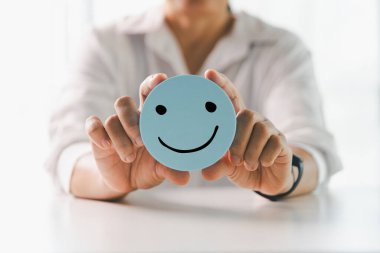 Müşteri geri bildirimi, gülen surat işareti. Hizmet derecesi, tatmin konsepti. Mutlu gülümseme, iyi geri bildirim, olumlu müşteri değerlendirmesi, deneyim, tatmin anketi, gülen ruh sağlığı.