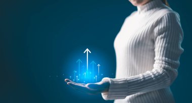 İş hedefi başarı ve büyüme başarısı. Yükselen oklar ve hedef merkezli tablolar iş planlamasını, stratejik gelişimi ve gelecekteki başarıyı sembolize ediyor. başarı büyümesi