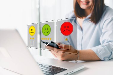 Müşteri hizmetleri değerlendirme konsepti. Müşteri geribildirimleri pazarlama anketinden mükemmel hizmet ve kalite memnuniyeti, müşteriler iş itibarına yol açan hizmet kalitesini değerlendirebilirler.