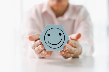 Müşteri geri bildirimi, gülen surat işareti. Hizmet derecesi, tatmin konsepti. Mutlu gülümseme, iyi geri bildirim, olumlu müşteri değerlendirmesi, deneyim, tatmin anketi, gülen ruh sağlığı.