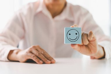 Müşteri geri bildirimi, gülen surat işareti. Hizmet derecesi, tatmin konsepti. Mutlu gülümseme, iyi geri bildirim, olumlu müşteri değerlendirmesi, deneyim, tatmin anketi, gülen ruh sağlığı.