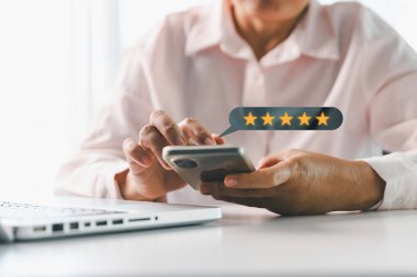 Beş yıldızlı müşteri ya da müşteri. Müşterilerden ürün veya hizmet teftişi fikirleri, müşteri ve mağaza hizmetlerinden memnuniyeti ifade etmek, mağazanın güvenilirliğini artırmak için değerlendirmeler.