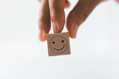 Müşteri geri bildirimi, gülen surat işareti. Hizmet derecesi, tatmin konsepti. Mutlu gülümseme, iyi geri bildirim, olumlu müşteri değerlendirmesi, deneyim, tatmin anketi, gülen ruh sağlığı.