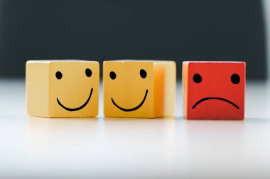 Müşteri mutlu ikon, müşteri memnuniyeti anket konsepti, hizmet kalitesi, pazarlama anketleri, reytingler, gözden geçirme, kopyalama alanı ile ilgili mutlu müşteri memnuniyetinden olumlu geri bildirim