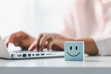 Müşteri geri bildirimi, gülen surat işareti. Hizmet derecesi, tatmin konsepti. Mutlu gülümseme, iyi geri bildirim, olumlu müşteri değerlendirmesi, deneyim, tatmin anketi, gülen ruh sağlığı.