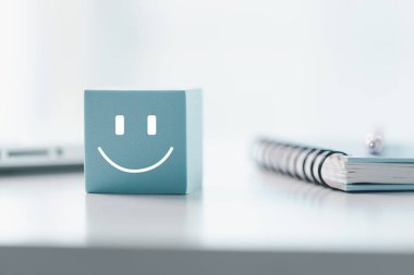 Müşteri geri bildirimi, gülen surat işareti. Hizmet derecesi, tatmin konsepti. Mutlu gülümseme, iyi geri bildirim, olumlu müşteri değerlendirmesi, deneyim, tatmin anketi, gülen ruh sağlığı.