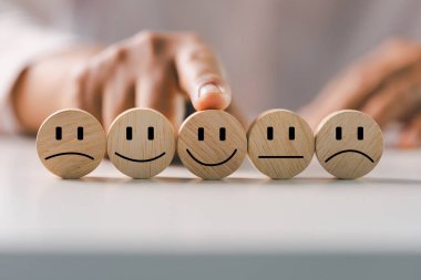 Müşteri mutlu ikon, müşteri memnuniyeti anket konsepti, hizmet kalitesi, pazarlama anketleri, reytingler, gözden geçirme, kopyalama alanı ile ilgili mutlu müşteri memnuniyetinden olumlu geri bildirim