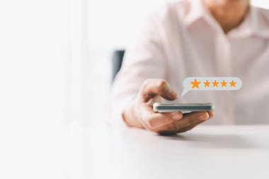 Beş yıldızlı müşteri ya da müşteri. Müşterilerden ürün veya hizmet teftişi fikirleri, müşteri ve mağaza hizmetlerinden memnuniyeti ifade etmek, mağazanın güvenilirliğini artırmak için değerlendirmeler.