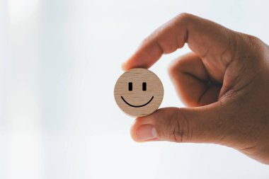 Müşteri geri bildirimi, gülen surat işareti. Hizmet derecesi, tatmin konsepti. Mutlu gülümseme, iyi geri bildirim, olumlu müşteri değerlendirmesi, deneyim, tatmin anketi, gülen ruh sağlığı.