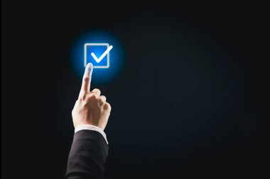 Uyum ve güvenlik, işletmeler görevleri incelemek ve onaylamak, onaylanmış öğeleri işaretlemek, denetimler ve anketler yürütmek, araştırmaları desteklemek ve risk azalmasına yardımcı olacak raporlar üretmek için ayrıntılı kontrol listeleri kullanırlar..