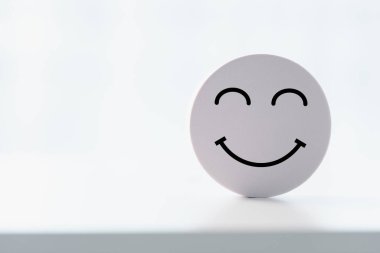 Müşteri geri bildirimi, gülen surat işareti. Hizmet derecesi, tatmin konsepti. Mutlu gülümseme, iyi geri bildirim, olumlu müşteri değerlendirmesi, deneyim, tatmin anketi, gülen ruh sağlığı.