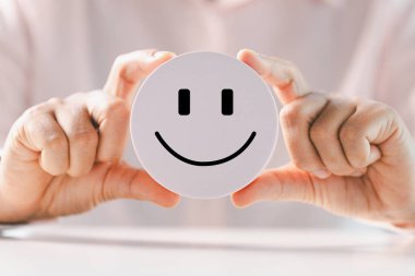 Müşteri geri bildirimi, gülen surat işareti. Hizmet derecesi, tatmin konsepti. Mutlu gülümseme, iyi geri bildirim, olumlu müşteri değerlendirmesi, deneyim, tatmin anketi, gülen ruh sağlığı.