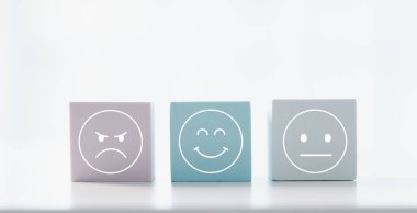 Müşteri mutlu ikon, müşteri memnuniyeti anket konsepti, hizmet kalitesi, pazarlama anketleri, reytingler, gözden geçirme, kopyalama alanı ile ilgili mutlu müşteri memnuniyetinden olumlu geri bildirim