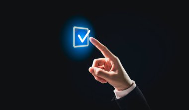 Uyum ve güvenlik, işletmeler görevleri incelemek ve onaylamak, onaylanmış öğeleri işaretlemek, denetimler ve anketler yürütmek, araştırmaları desteklemek ve risk azalmasına yardımcı olacak raporlar üretmek için ayrıntılı kontrol listeleri kullanırlar..