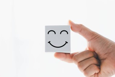 Müşteri geri bildirimi, gülen surat işareti. Hizmet derecesi, tatmin konsepti. Mutlu gülümseme, iyi geri bildirim, olumlu müşteri değerlendirmesi, deneyim, tatmin anketi, gülen ruh sağlığı.