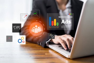 Yapay zeka, veri, SEO, sosyal medya reklamları ile desteklenen dijital pazarlama stratejileri, bağlantıyı artırmak için yaratıcı araçlar, müşterileri etkin şekilde hedeflemek, çevrimiçi tanıtım, reklam e-ticaret başarısı.