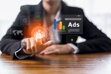 Yapay zeka, veri, SEO, sosyal medya reklamları ile desteklenen dijital pazarlama stratejileri, bağlantıyı artırmak için yaratıcı araçlar, müşterileri etkin şekilde hedeflemek, çevrimiçi tanıtım, reklam e-ticaret başarısı.