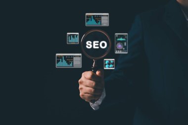 Büyüteç kullanan kadınlar, bilgisayarlar SEO analizine odaklanıyor, web sitesi sıralamasını iyileştirmek için arama motoru optimizasyonu, internet trafiğini artırmak, modern teknoloji ile iş sitelerini desteklemek.