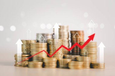 Artan grafik ve yukarı doğru okları olan para yığınları finansal büyüme, yatırım başarısı, iş karı, zenginlik yönetimi ve ekonomik kalkınma kavramını sembolize ediyor.
